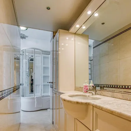 2 Bedroom Awesome In Appartamento